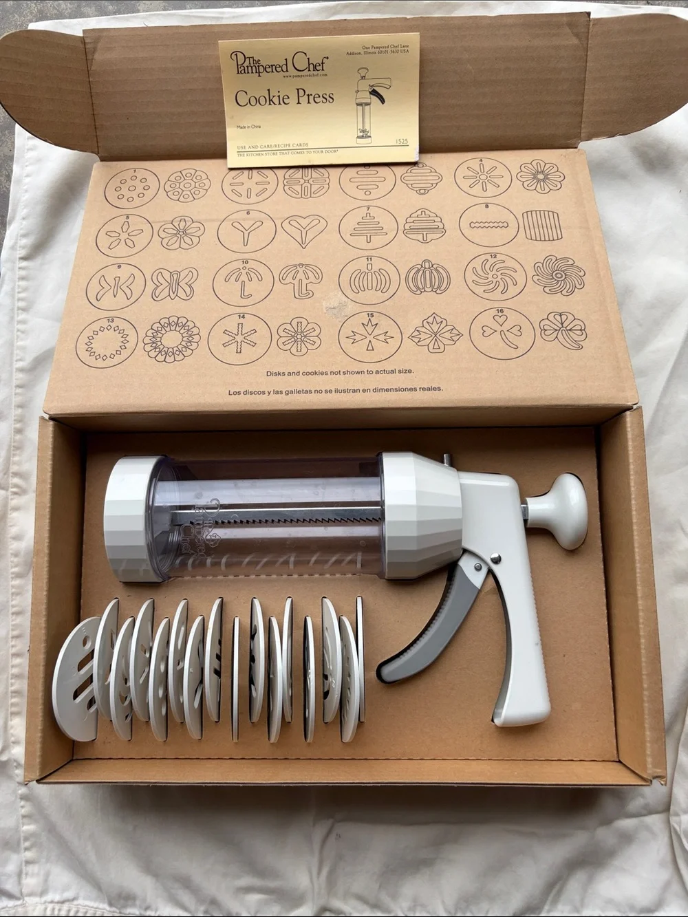The Pampered Chef White and Clear Cookie Press with 16 Decorative Discs
